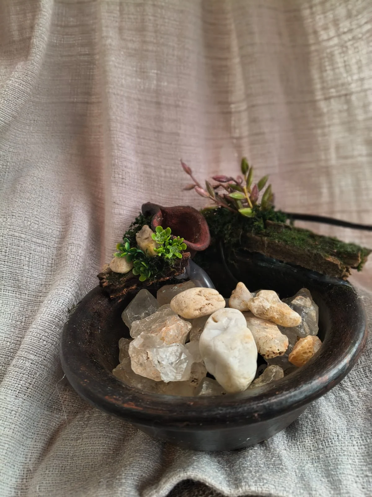Fonte com Cristais e Elementos Naturais